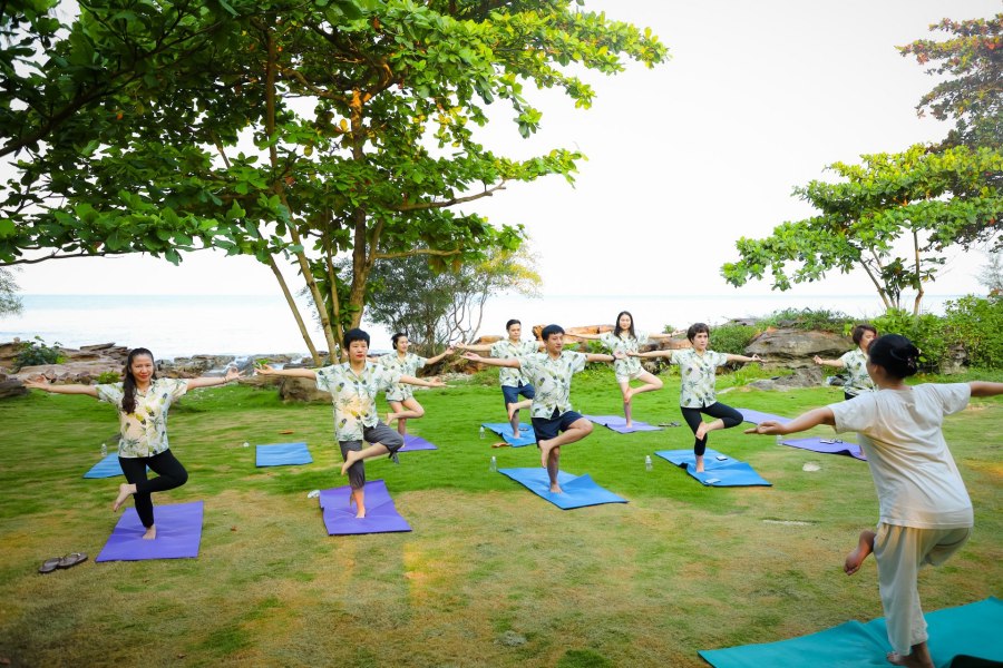 Wake up by the beach and practice a yoga lesson in Vung Bau Bay, Phu Quoc 