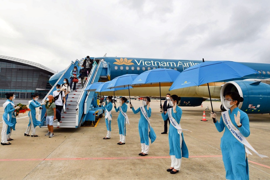 Vietnam welcomes first foreign tourists to Da Nang on 17 November, 2021